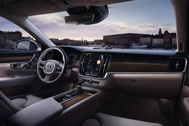 同时还专为中国消费者标配了全景天窗(进口的s90都没有).